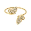 Anillo apilable Sutton Pavé Butterfly en acero inoxidable dorado Anillo apilable Sutton Pavé Butterfly en acero inoxidable dorado