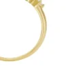 Anillo clásico con banda de latón dorado Glitz en color avellana Anillo clásico con banda de latón dorado Glitz en color avellana