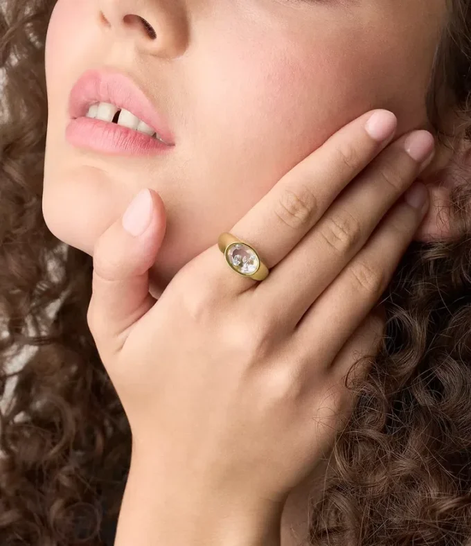 Anillo con sello Sutton Shaky Glitz de acero inoxidable dorado con luna y estrella Anillo con sello Sutton Shaky Glitz de acero inoxidable dorado con luna y estrella
