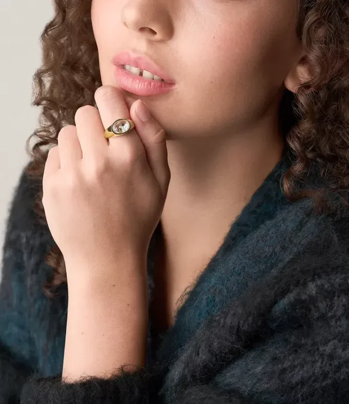 Anillo con sello Sutton Shaky Glitz de acero inoxidable dorado con luna y estrella Anillo con sello Sutton Shaky Glitz de acero inoxidable dorado con luna y estrella