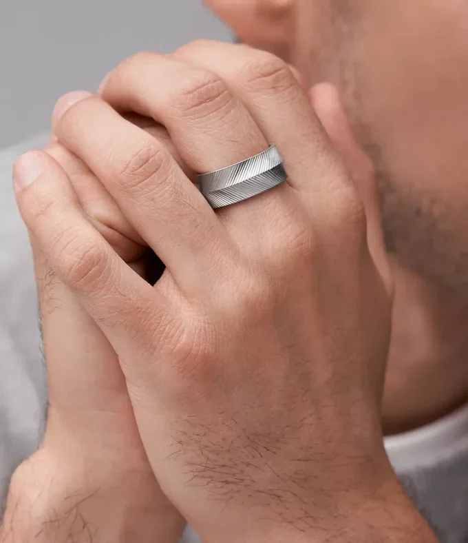 Anillo de acero inoxidable con textura lineal Harlow Anillo de acero inoxidable con textura lineal Harlow