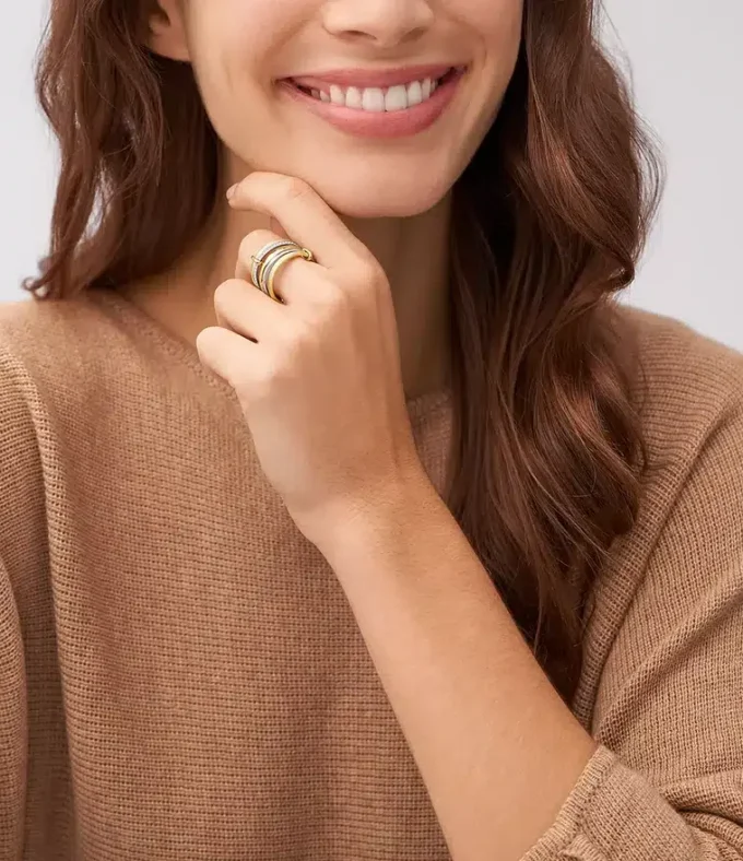Anillo Prestack de acero inoxidable de dos tonos con textura lineal Harlow Anillo Prestack de acero inoxidable de dos tonos con textura lineal Harlow