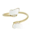 Anillo Sutton Radiant Wings con mariposa de nácar blanco Anillo Sutton Radiant Wings con mariposa de nácar blanco