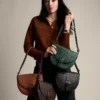 Bolso bandolera grande con solapa de cuero Everleigh Bolso bandolera grande con solapa de cuero Everleigh
