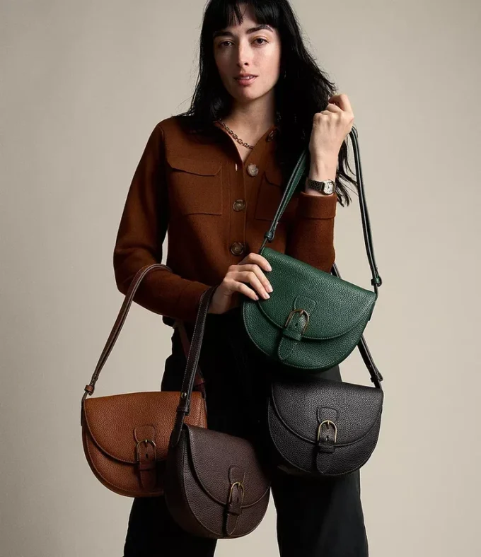 Bolso bandolera grande con solapa de cuero Everleigh Bolso bandolera grande con solapa de cuero Everleigh