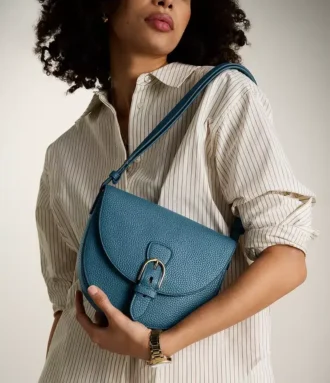 Bolso bandolera grande con solapa de cuero Everleigh