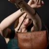 Bolso bandolera pequeño de piel Jolie Bolso bandolera pequeño de piel Jolie