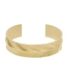 Brazalete tipo puño Harlow con textura lineal en acero inoxidable dorado Brazalete tipo puño Harlow con textura lineal en acero inoxidable dorado
