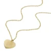 Collar con colgante de acero inoxidable dorado con textura lineal y corazones Harlow