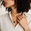 Collar con colgante de arenisca negra y acero inoxidable dorado del signo zodiacal Escorpio Sutton