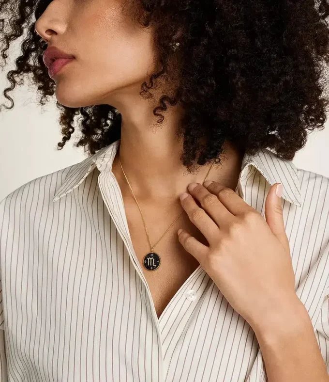 Collar con colgante de arenisca negra y acero inoxidable dorado del signo zodiacal Escorpio Sutton