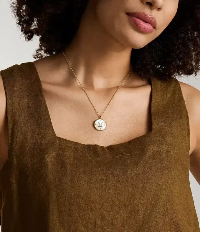 Collar con colgante de madreperla blanca y acero inoxidable dorado Gemini Sutton Zodiac Collar con colgante de madreperla blanca y acero inoxidable dorado Gemini Sutton Zodiac