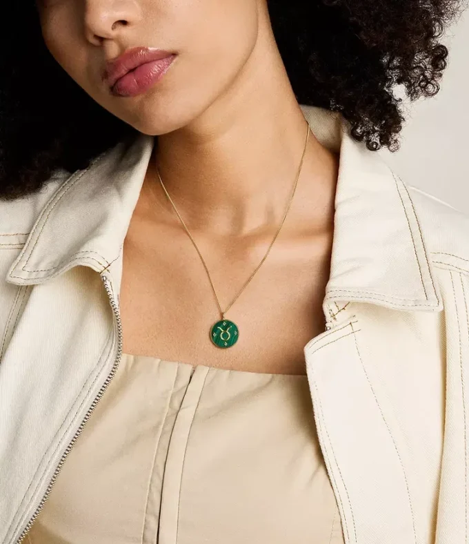 Collar con colgante de malaquita verde y acero inoxidable dorado del signo zodiacal Tauro Sutton