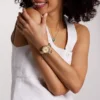 Conjunto de reloj y brazalete Karli de tres agujas en tono dorado