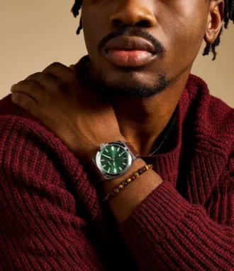 Conjunto de reloj y pulsera Everett de tres agujas con fecha y correa de piel marrón