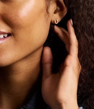Pendientes de botón de acero inoxidable dorado con forma de herradura Sutton