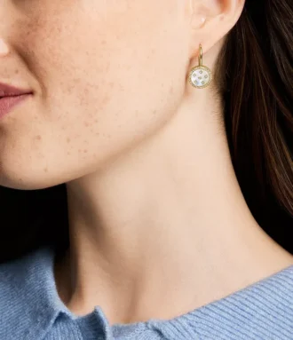 Pendientes largos clásicos de nácar en tono dorado y acero inoxidable de Merrit