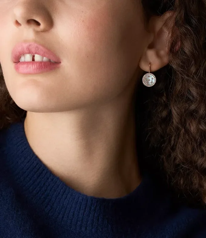 Pendientes largos clásicos Merrit de acero inoxidable dorado con nácar rosa Pendientes largos clásicos Merrit de acero inoxidable dorado con nácar rosa