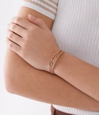 Pulsera de cadena de cuero marrón apilada