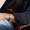 Pulsera tipo estación de cuero con textura moleteada a máquina y acero inoxidable Pulsera tipo estación de cuero con textura moleteada a máquina y acero inoxidable