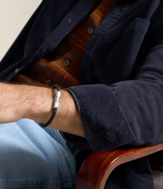Pulsera tipo estación de cuero con textura moleteada a máquina y acero inoxidable