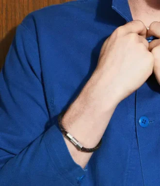 Pulsera tipo estación de cuero con textura moleteada a máquina y acero inoxidable