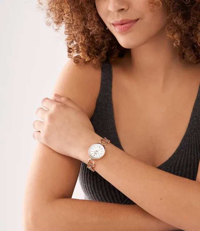 Reloj Carlie de acero inoxidable tono oro rosa con tres agujas Reloj Carlie de acero inoxidable tono oro rosa con tres agujas