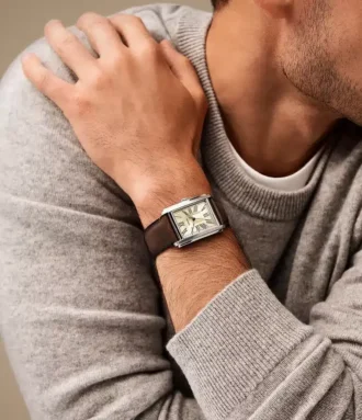 Reloj Carraway de tres agujas con correa de cuero marrón
