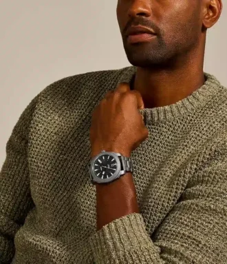 Reloj de acero inoxidable ahumado con tres agujas y fecha