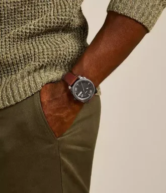 Reloj de cuero marrón con tres agujas y fecha