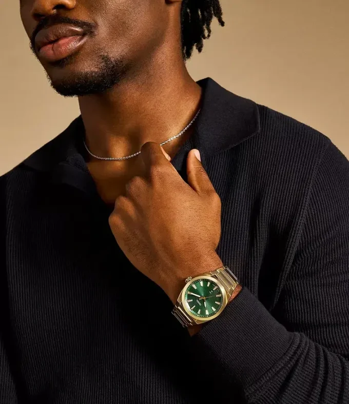 Reloj Everett de acero inoxidable dorado con tres agujas y fecha Reloj Everett de acero inoxidable dorado con tres agujas y fecha