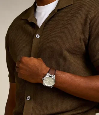 Reloj Everett de tres agujas con fecha y correa de cuero marrón