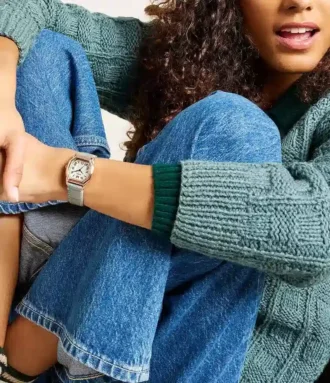 Reloj Harlow de tres agujas con correa de piel de cocodrilo gris
