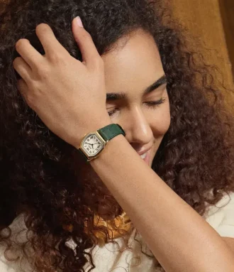 Reloj Harlow de tres agujas con correa de piel de cocodrilo verde