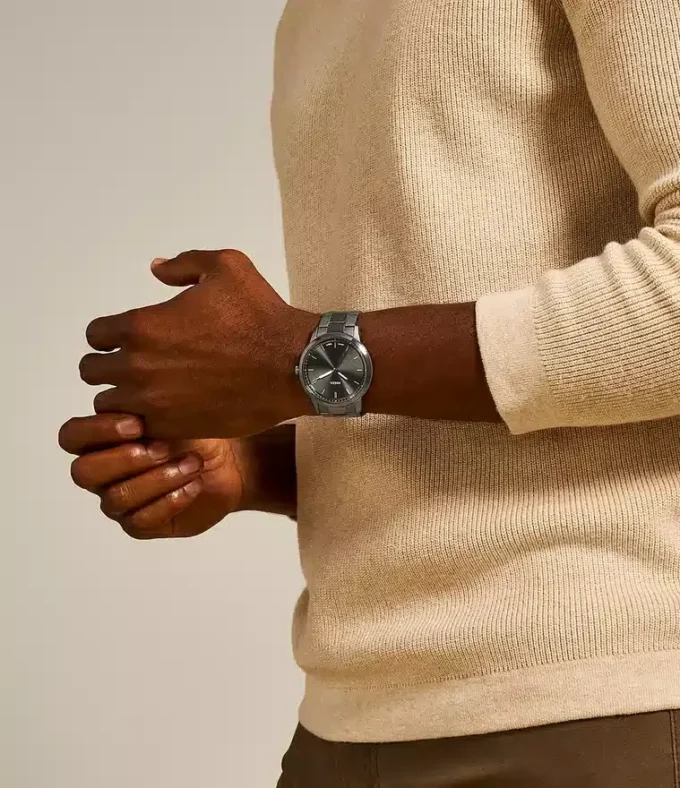 Reloj minimalista de acero inoxidable con tres agujas y acabado ahumado Reloj minimalista de acero inoxidable con tres agujas y acabado ahumado