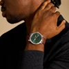 Reloj minimalista de tres agujas con correa de piel marrón Reloj minimalista de tres agujas con correa de piel marrón