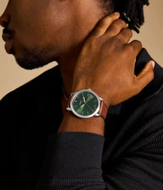 Reloj minimalista de tres agujas con correa de piel marrón