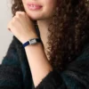 Reloj Raquel Mini de dos agujas con terciopelo azul Reloj Raquel Mini de dos agujas con terciopelo azul