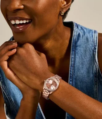 Reloj Scarlette de acero inoxidable en tono oro rosa con tres agujas y fecha